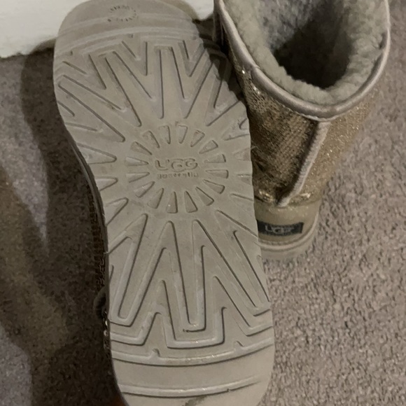 Ugg - Picture 4 of 4